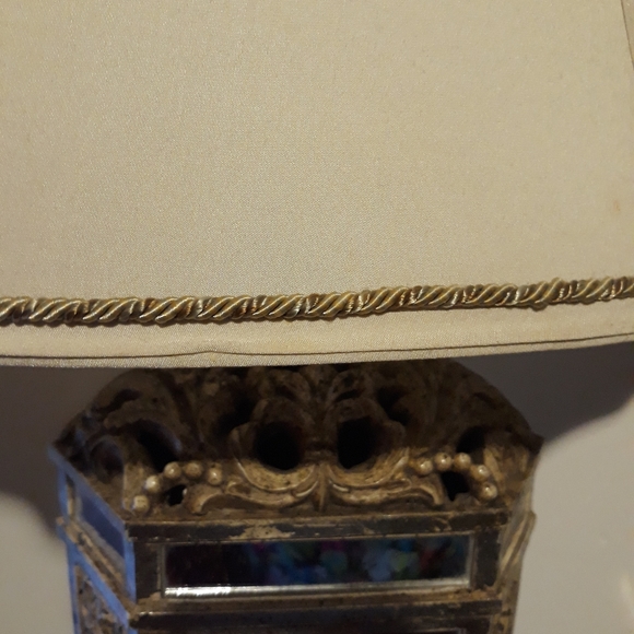 Beautiful Lamp with glass face designed with matching lamp shade. - Picture 3 of 4